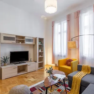 https://central-gozsdu-apartment-in-the-party-street.inbudapesthotels.com