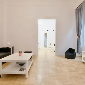 https://standard-apartment-by-hi5-mzeum-5.inbudapesthotels.com